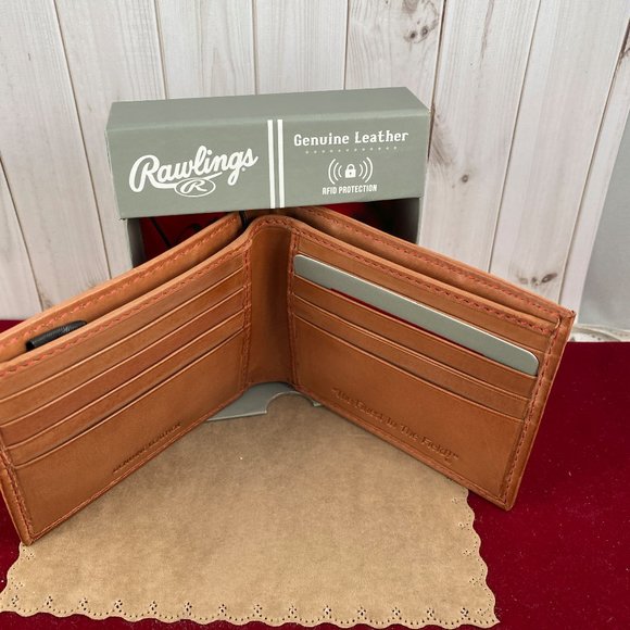 Rawlings Baseball Stitch bi-fold wallet is crafted from quality calfskin leather - Picture 3 of 4